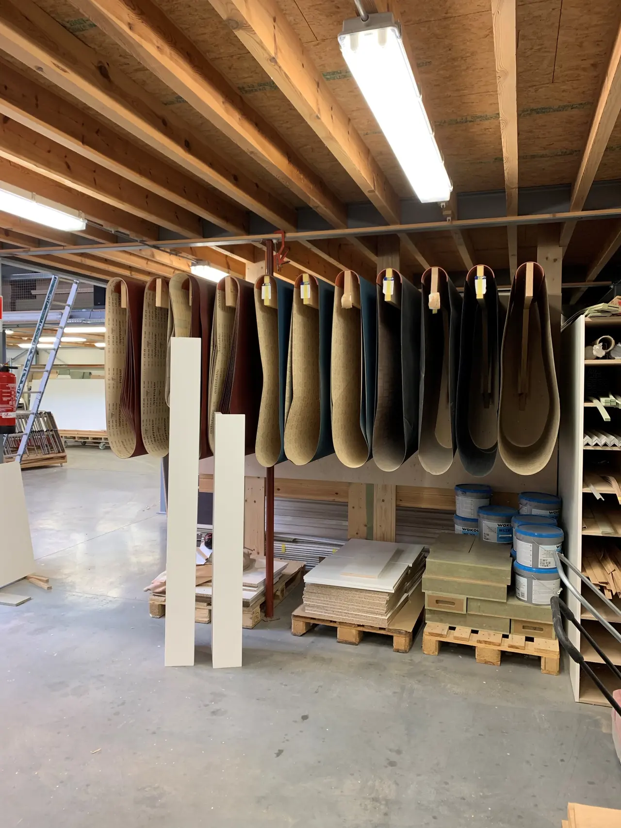 Hangend fineer klaar voor verwerking in het atelier