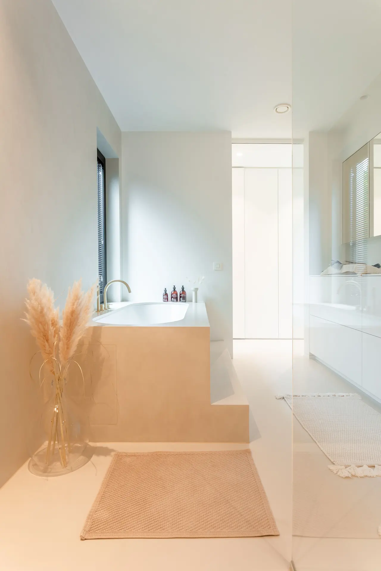 Warme beige badkamer met ingewerkt bad