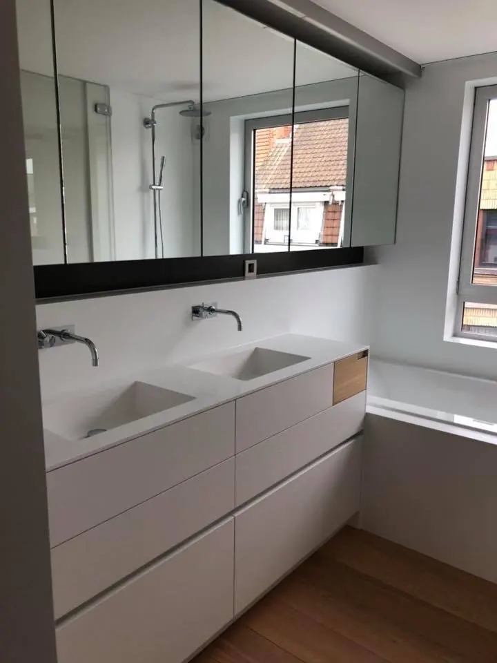 Badkamermeubel met dubbele wastafel en spiegelkasten