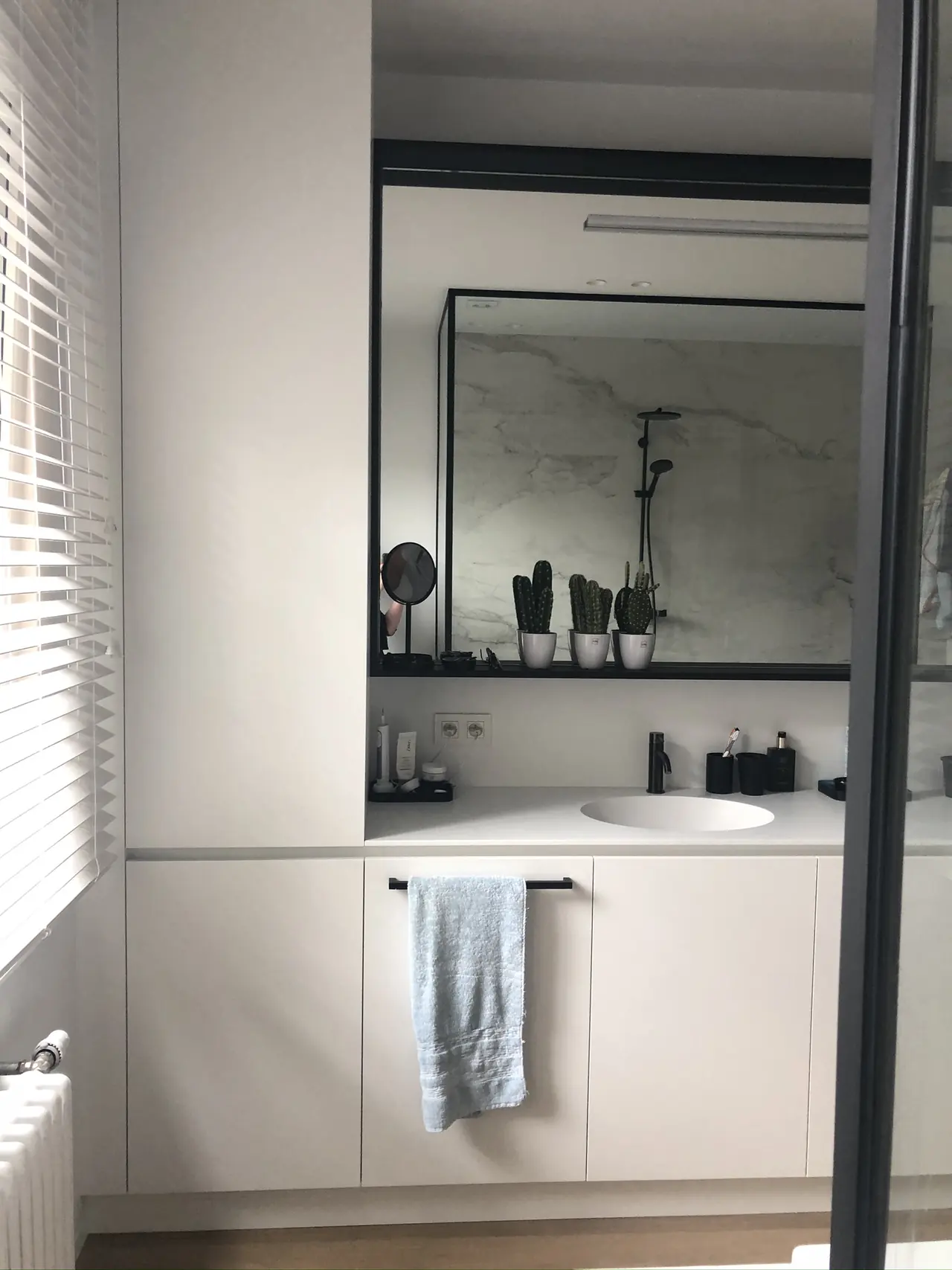 Badkamer met hoge witte kast en wastafelmeubel