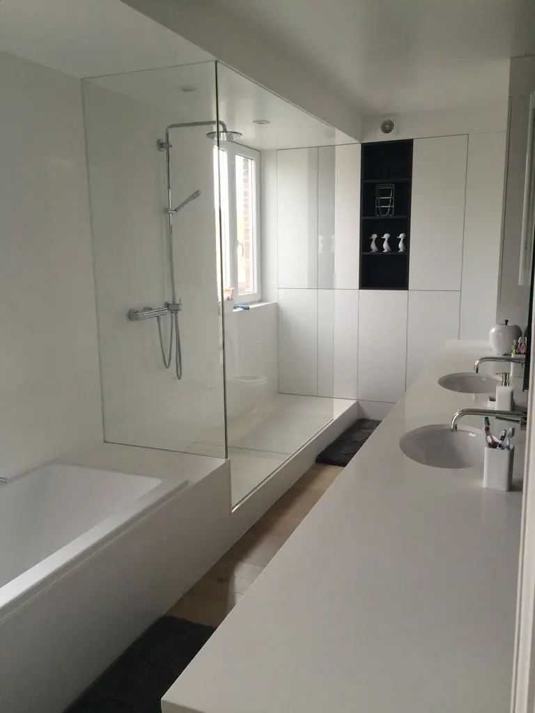 Badkamer met inloopdouche en wit maatmeubel
