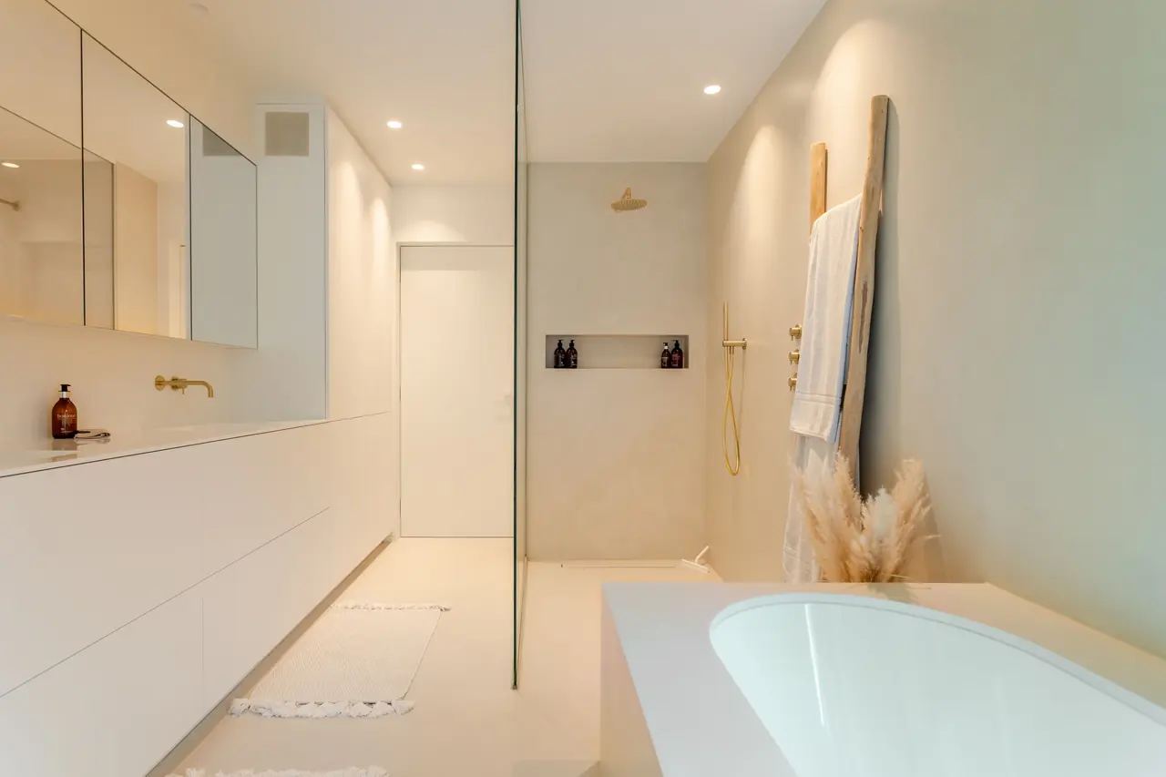 Lichte badkamer met vrijstaand bad en inbouwkasten