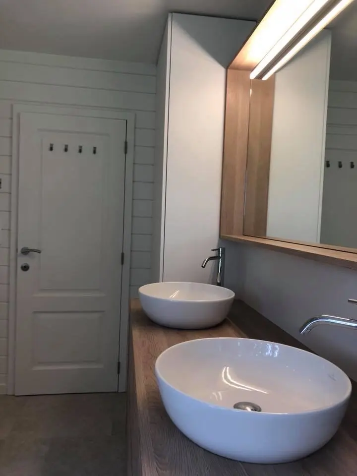 Opzetwaskommen op een houten blad met lichtlijst