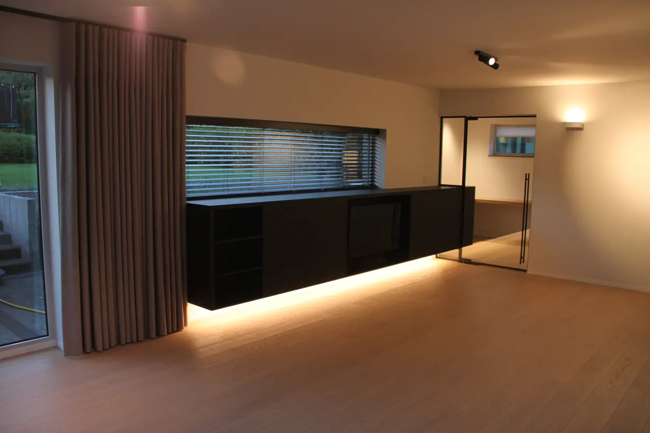 Zwevend dressoir met ledverlichting langs een grote raampartij