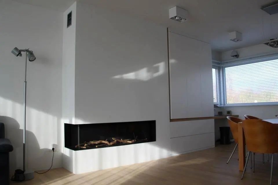 Witte haardwand met ingebouwde gashaard