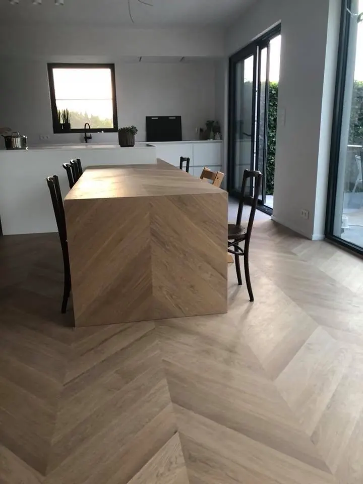 Hongaarse punt in eik onder een massieve eettafel