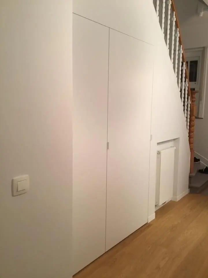 Witte inbouwkasten onder de trap