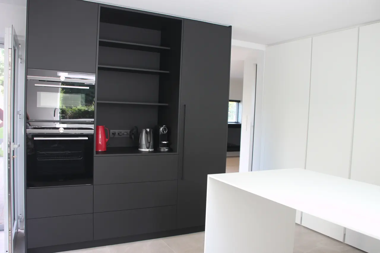 Antraciet kastenwand met inbouwtoestellen en open nis