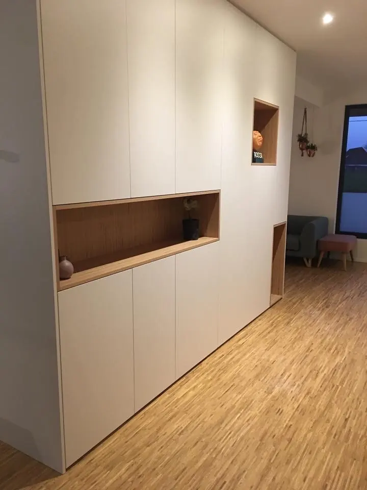 Witte kastenwand met horizontale nis in eikenfineer