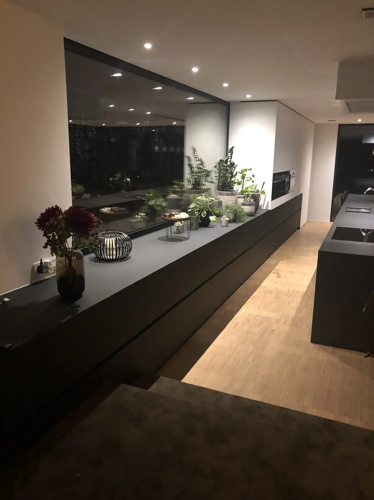 Donkere keuken met verlicht werkblad