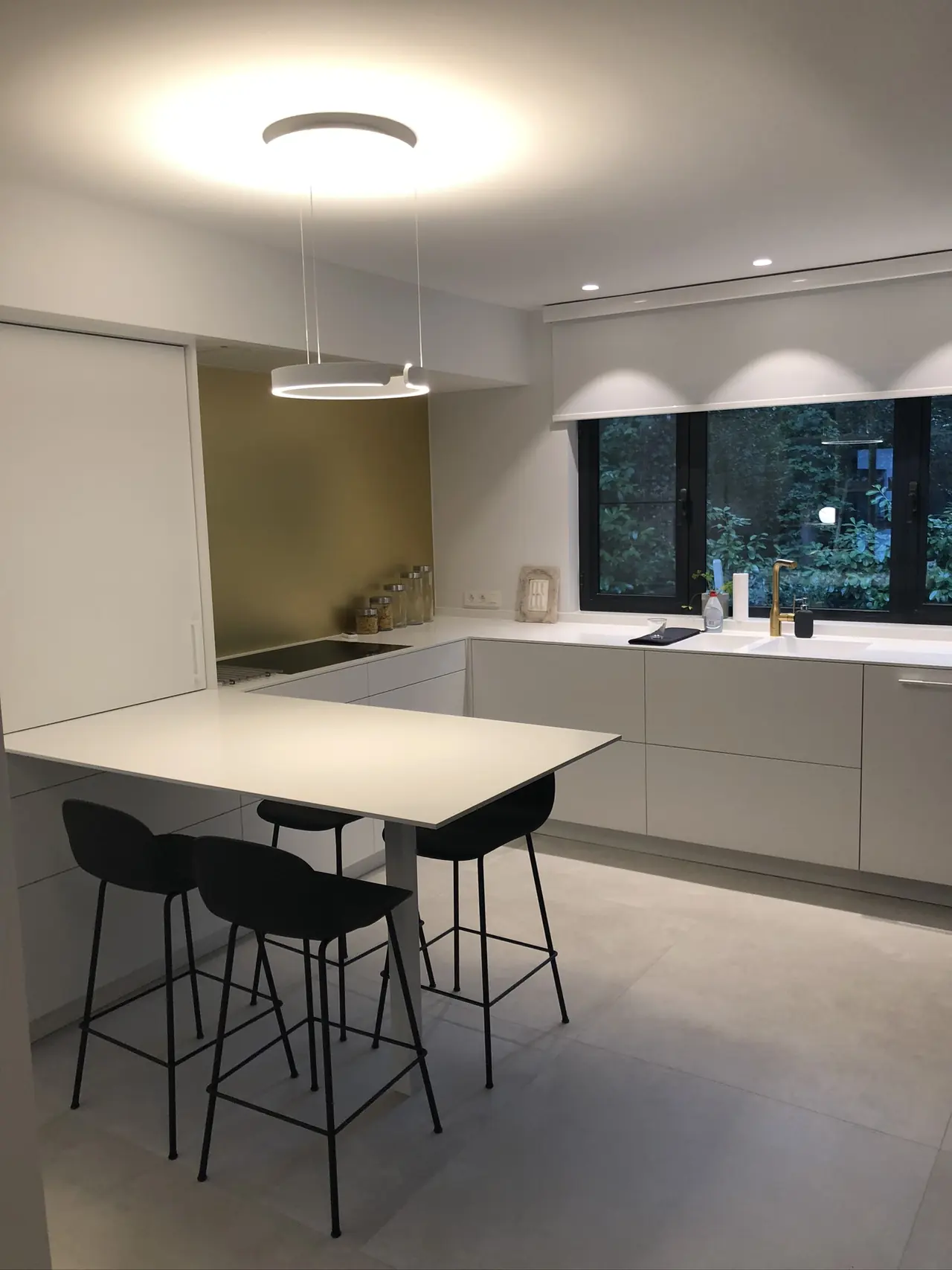 Keuken met hoge eettafel en zwarte barkrukken