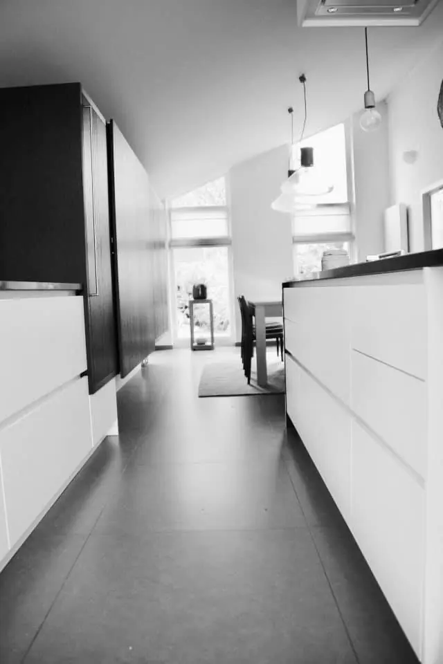 Langgerekte witte keuken met zwarte kolomkasten