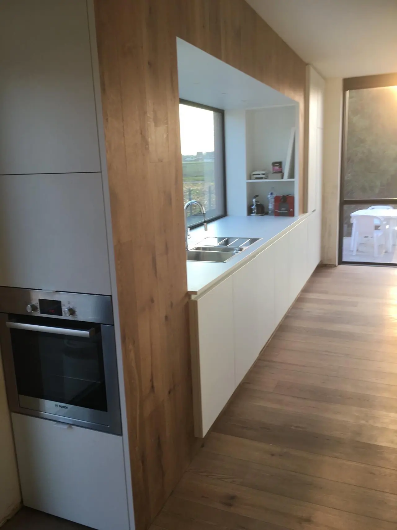 Witte keuken met omkadering in eikenfineer