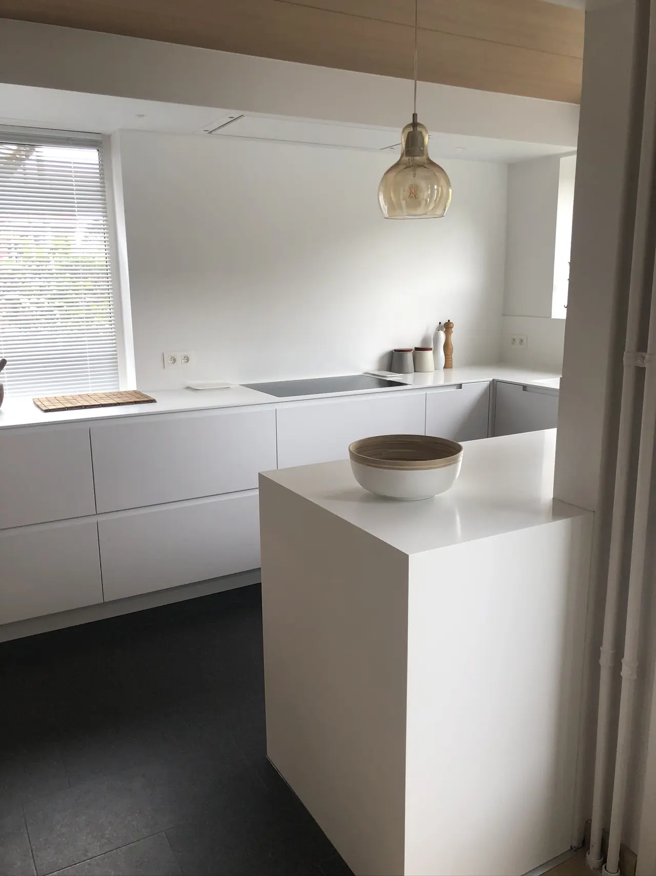Witte greeploze keuken met kookeiland