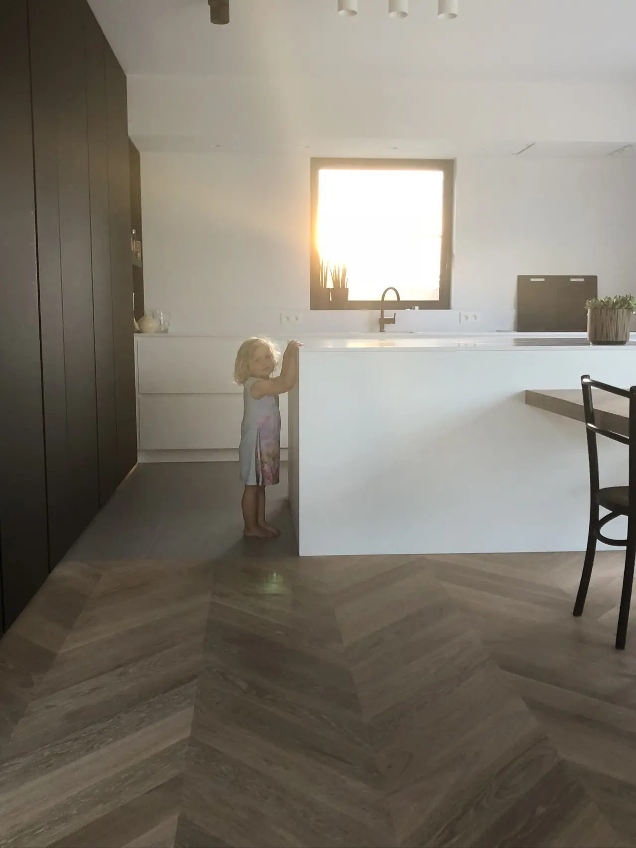 Keuken met zwarte kastenwand en visgraatvloer