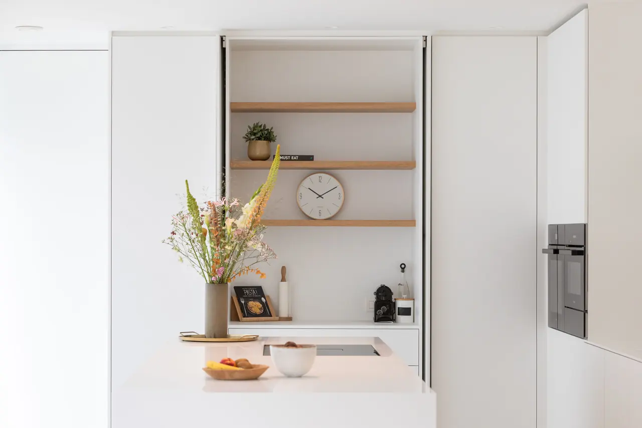Geopende ontbijtkast met eiken legplanken in een witte keuken