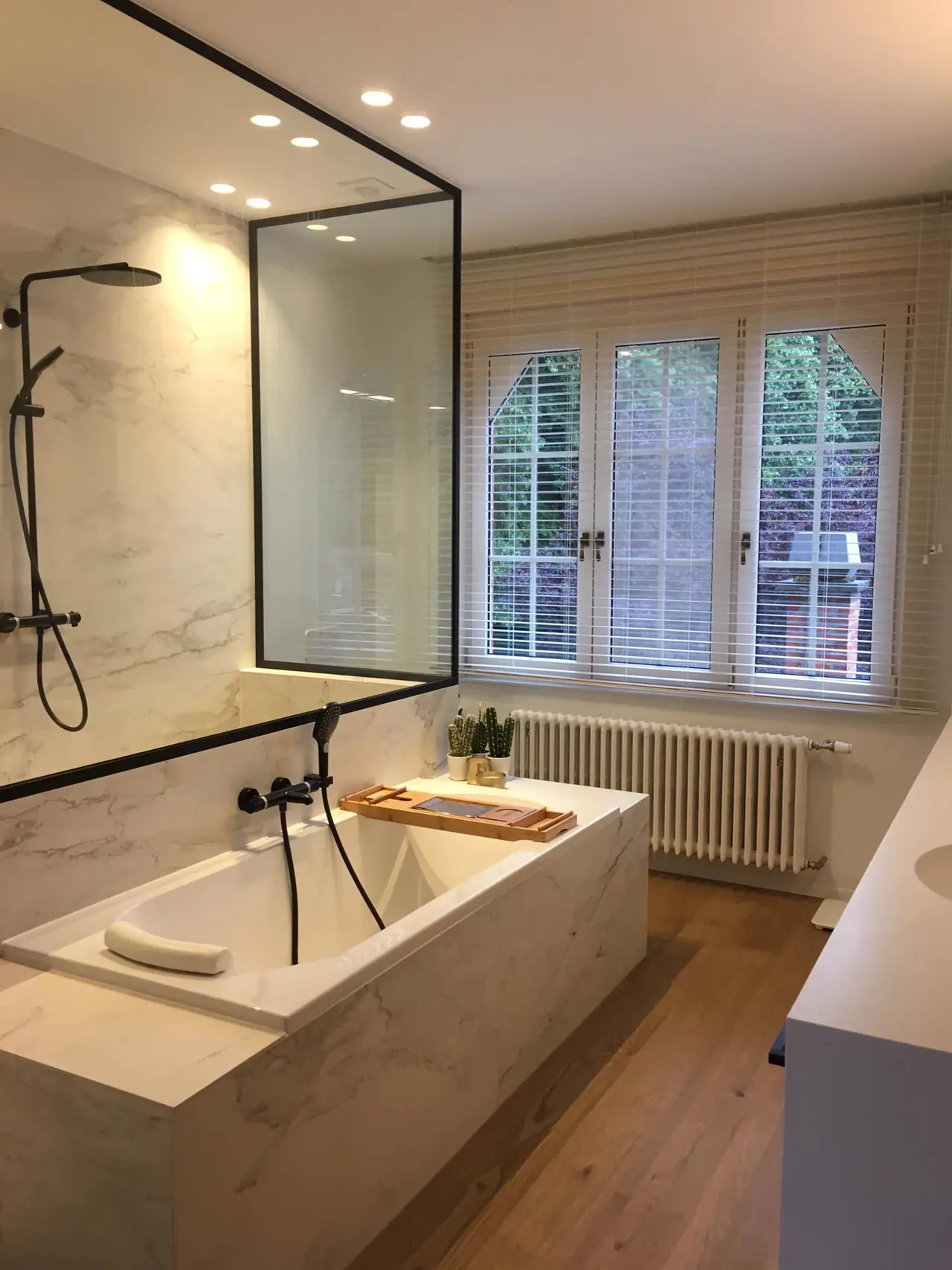 Eiken vloer in een badkamer met ingebouwd bad