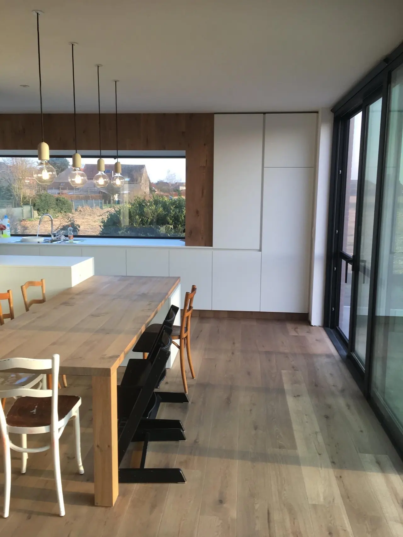 Eiken parket in een eetkamer met lange tafel