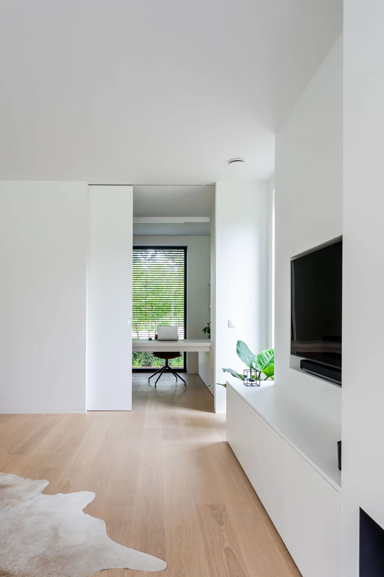 Eiken plankenvloer in een lichte woonkamer