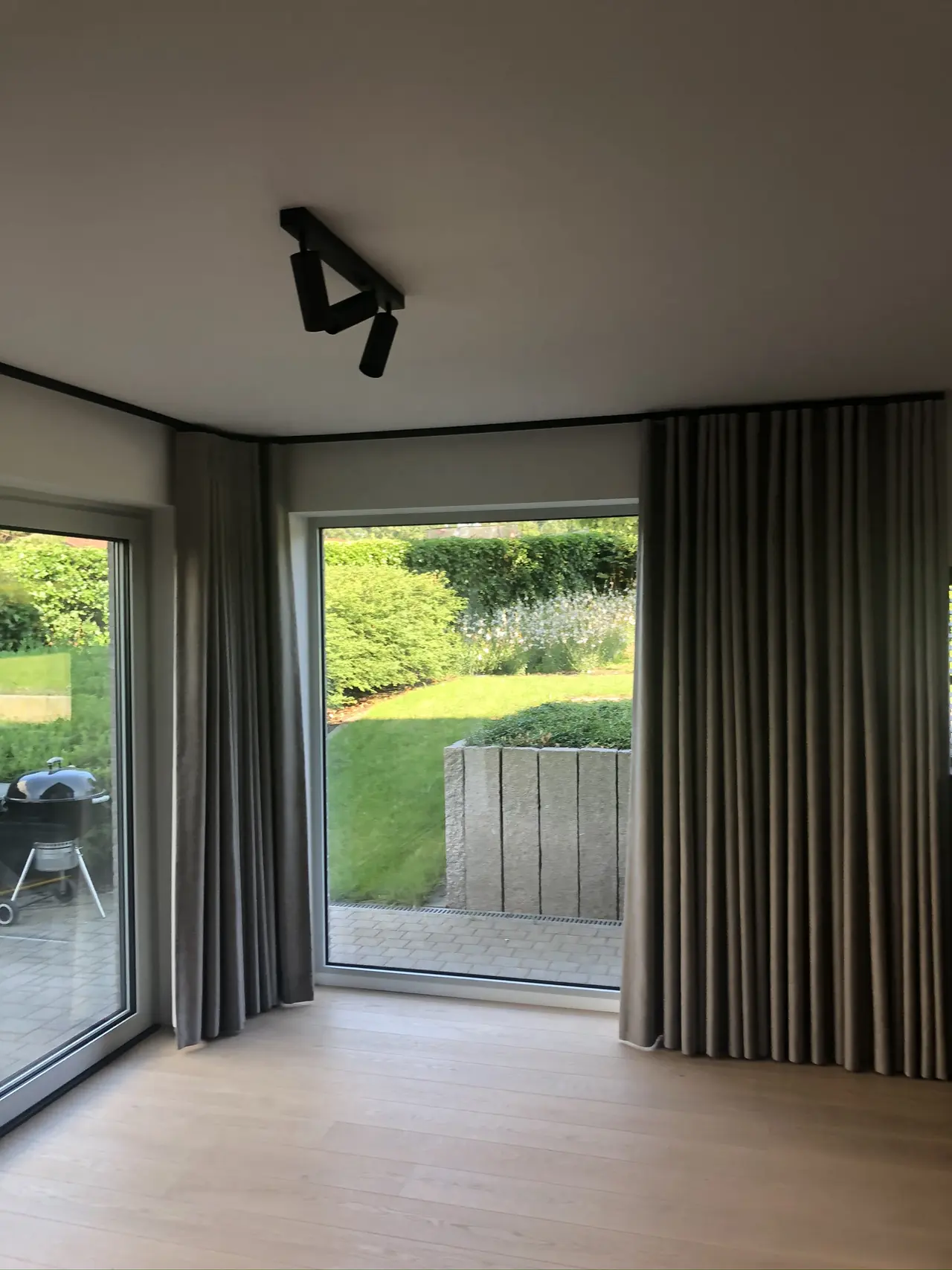 Lichte eiken vloer bij een raampartij naar de tuin