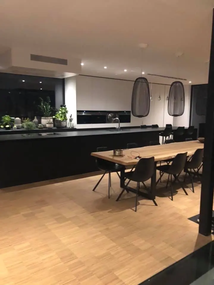 Eiken vloer in een open keuken met eettafel