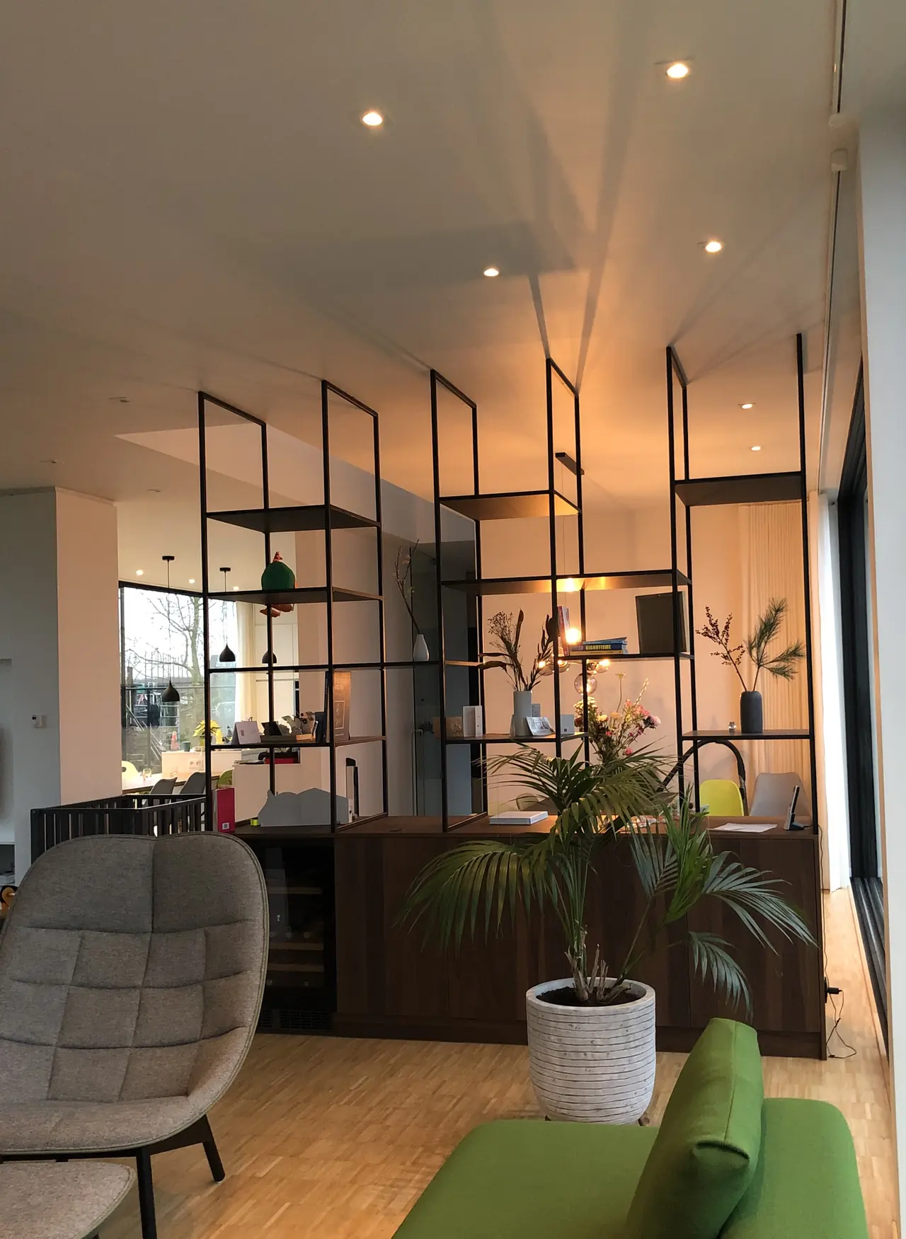 Zwarte stalen roomdivider met houten legplanken