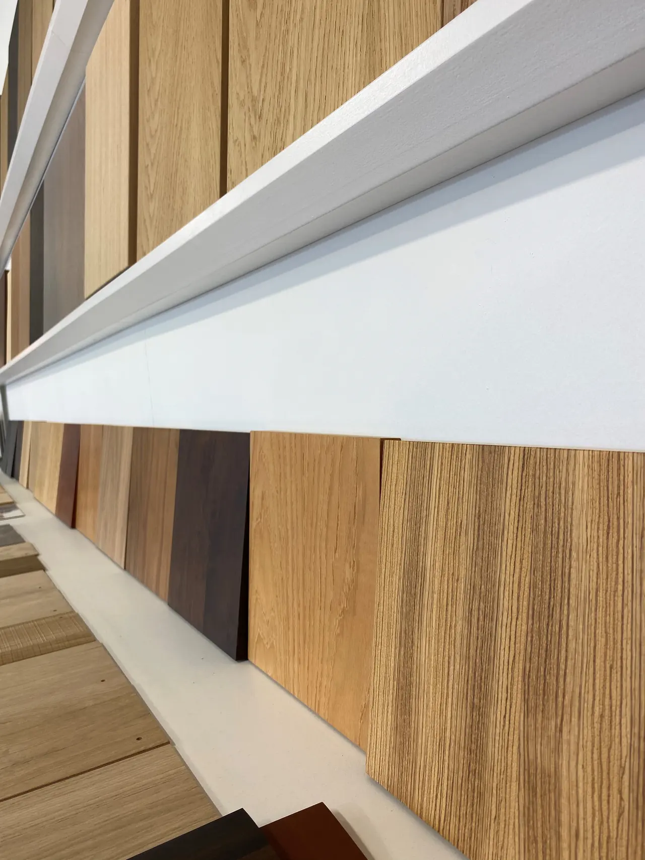 Detail van houtstalen in de toonzaal