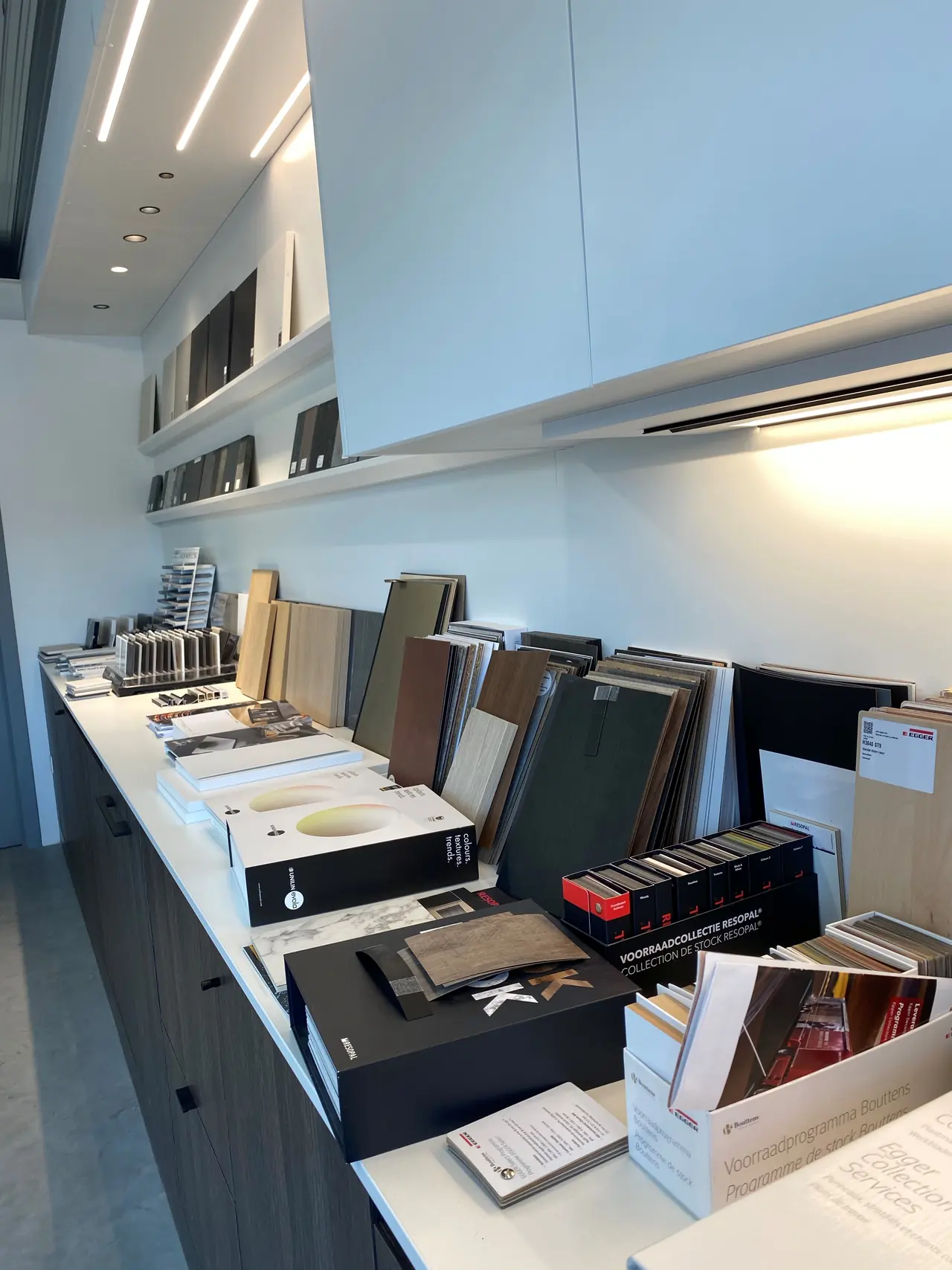 Materiaalstalen en handgrepen in de toonzaal