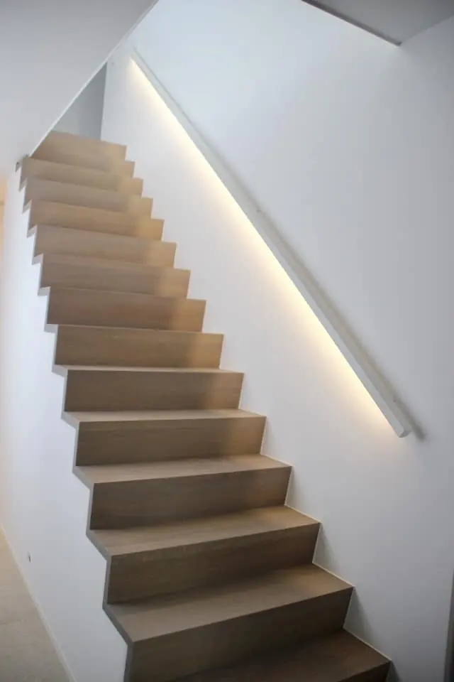 Eiken trap tussen twee muren met ingewerkte ledstrip