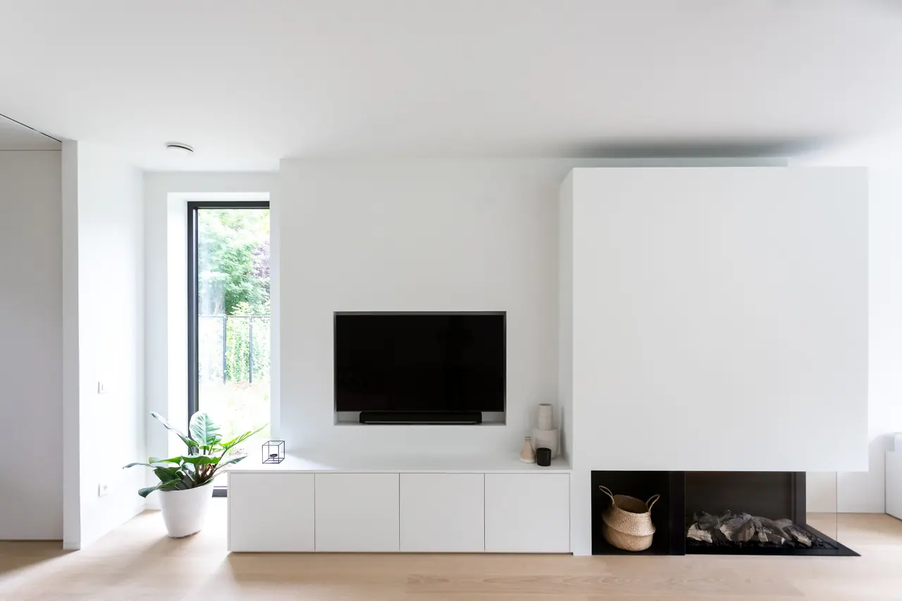 Wit lowboard op maat met open haard en ingebouwde tv-wand