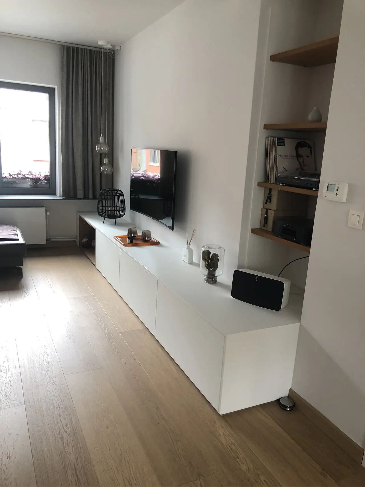 Wit zwevend tv-meubel met open wandrekken