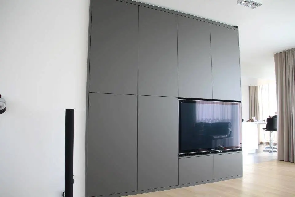 Grijze tv-wand op maat met ingewerkt scherm